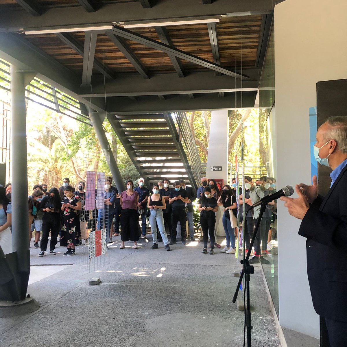 Con palabras del Decano Manuel Amaya <a href="/madarq/">Manuel Amaya D.</a> y el Director del Centro de Proyectos Estratégicos #CPE, Guillermo Crovari, se inauguró esta tarde Ia Sala de Estar FAU. Un área que se implementó durante los últimos meses con miras a mejorar la experiencia de nuestr@s estudiantes ☺️