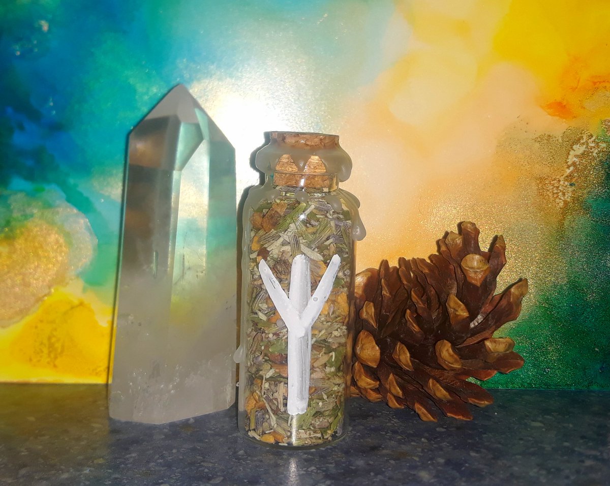 New item in the shop! Spell jars! This first one is for cleansing and protection. Filled with lavender, cedar, local shasta sage and palo santo. Only $6 on my etsy! Gey yours here etsy.com/shop/TheCallof…