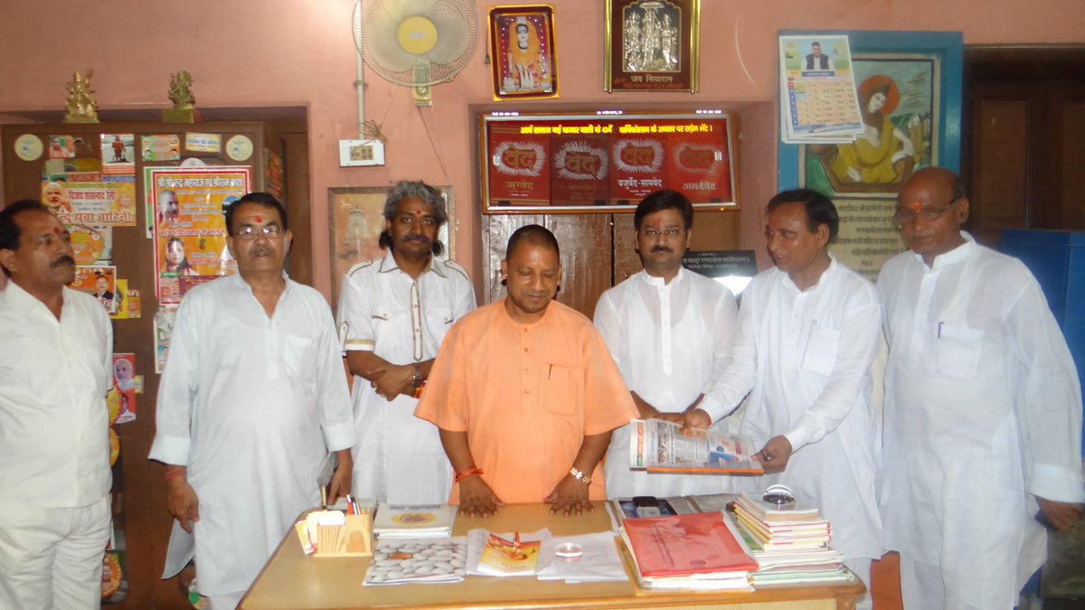 singhdrrajeev's tweet image. हक़ीक़त को मानने वाले
मित्रगण जानते हैं
दुविधा से निकलकर
आशा का एक शब्द
आज भी
अपनी चमक में
ज्यों का त्यों है
जिस पर दुनिया टिकी है। ...

नयनों में सपने लिये, अधरों पर मुस्कान।
समय सखा फिर आ गया, नए पहन परिधान॥

मानव-मन पाकर खिले, सदाचार की धूप।
सुख-सौरभ महके सदा, पाए रूप अनूप॥