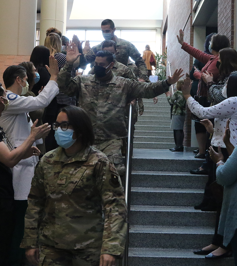UR_Med's tweet photo. One more 𝓽𝓱𝓪𝓷𝓴 𝔂𝓸𝓾 to the @usairforce members who spent 30 days helping our healthcare workers at #StrongMemorial. 🙏❤️️ https://t.co/0h6Pow44cG