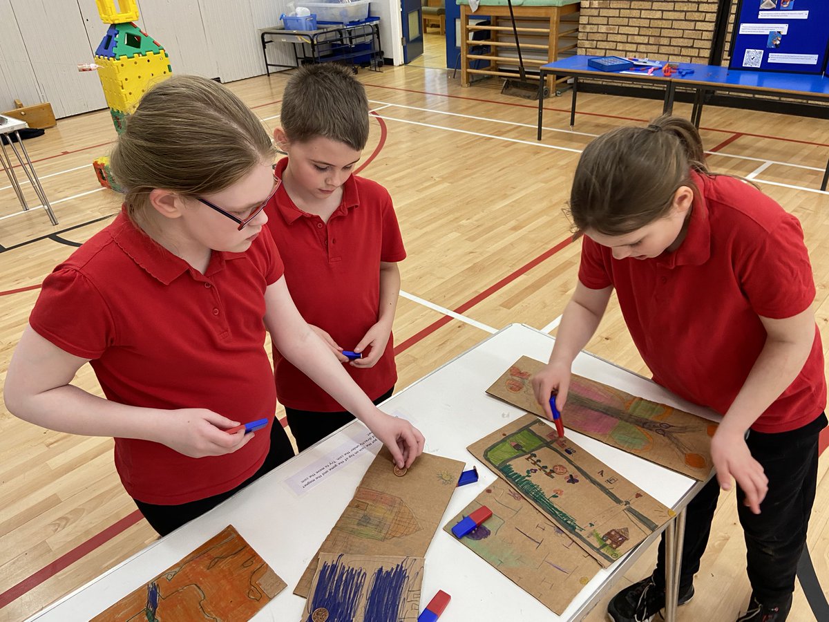 MissThomson2020's tweet photo. We loved exploring the science fair yesterday- thank you so much @mohammed_iona for organising the event!!👩🏻‍🔬🔬🧫 https://t.co/ExBbXr4RqP