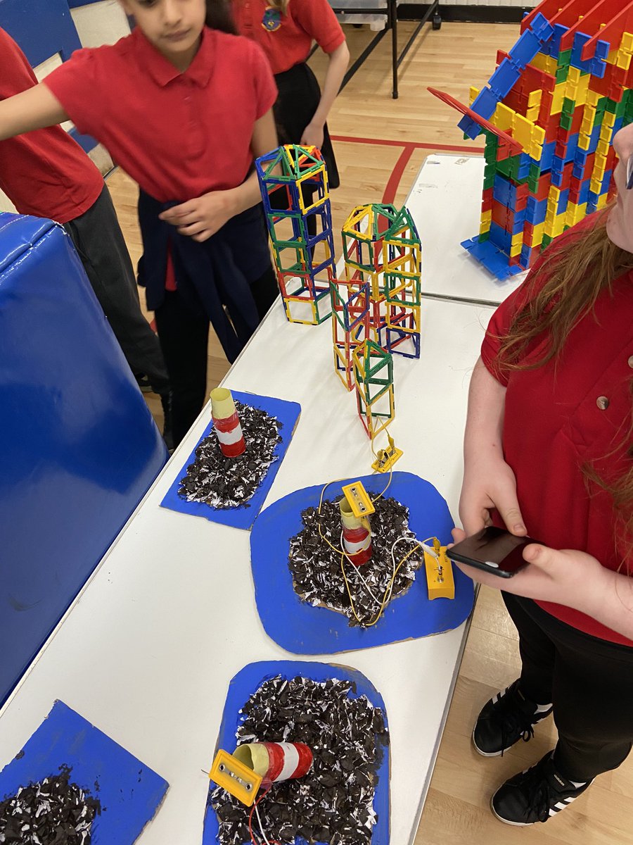 MissThomson2020's tweet photo. We loved exploring the science fair yesterday- thank you so much @mohammed_iona for organising the event!!👩🏻‍🔬🔬🧫 https://t.co/ExBbXr4RqP