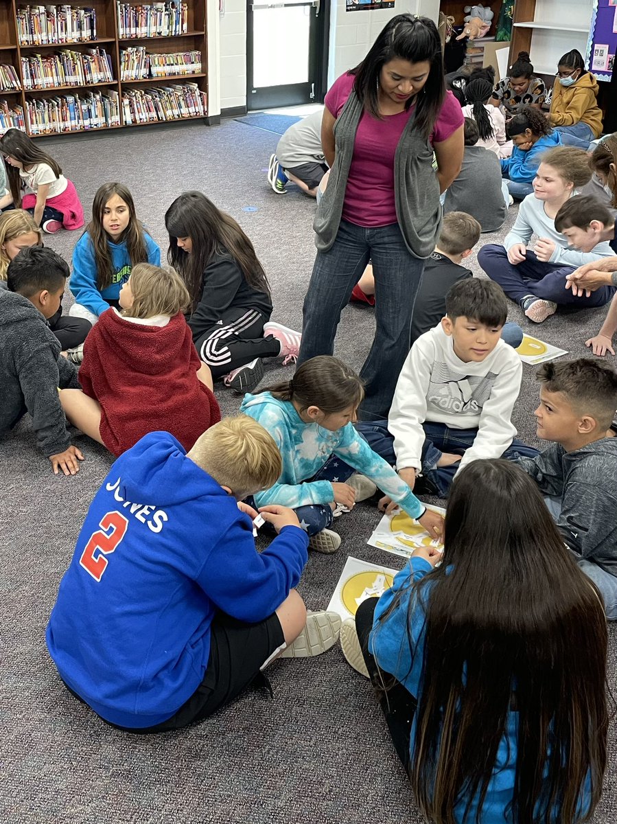 EvetteGuerrer10's tweet photo. In PBL we had the opportunity to engage with a farmer to gain an understanding of the agricultural life and how important soy beans are in our every day life #ReadAgBooksTX #PBL #SuperCentral https://t.co/EYeUdlZweG