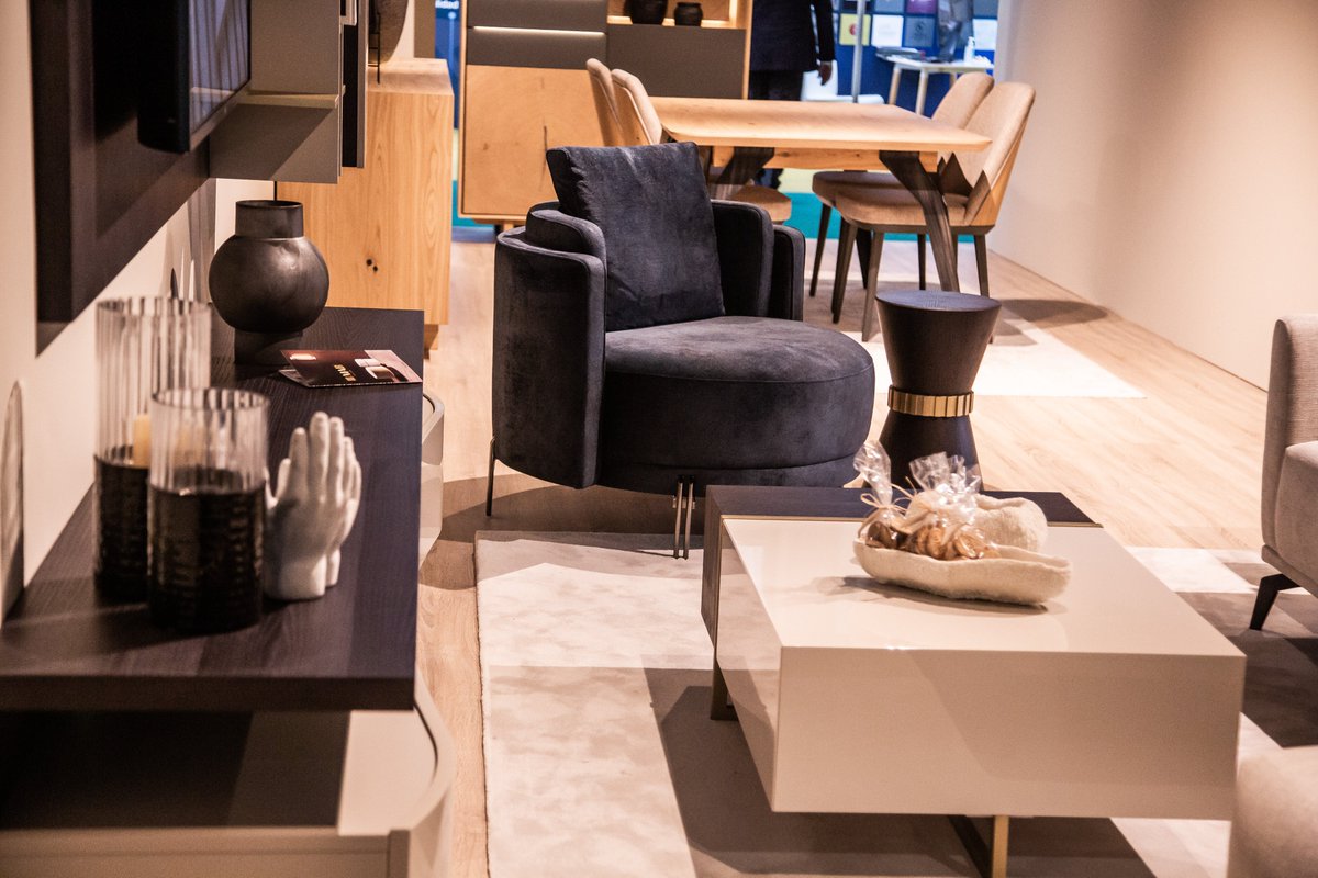 Los profesionales llenan los cuatro pabellones de Feria del Mueble de Zaragoza 2022 respondiendo así a la llamada de esta octava edición de FMZ. Leer Nota de Prensa 👉 bit.ly/3Lg2fui
No esperes más y descarga ya tu acreditación profesional.
👉 bit.ly/3yS2W6F