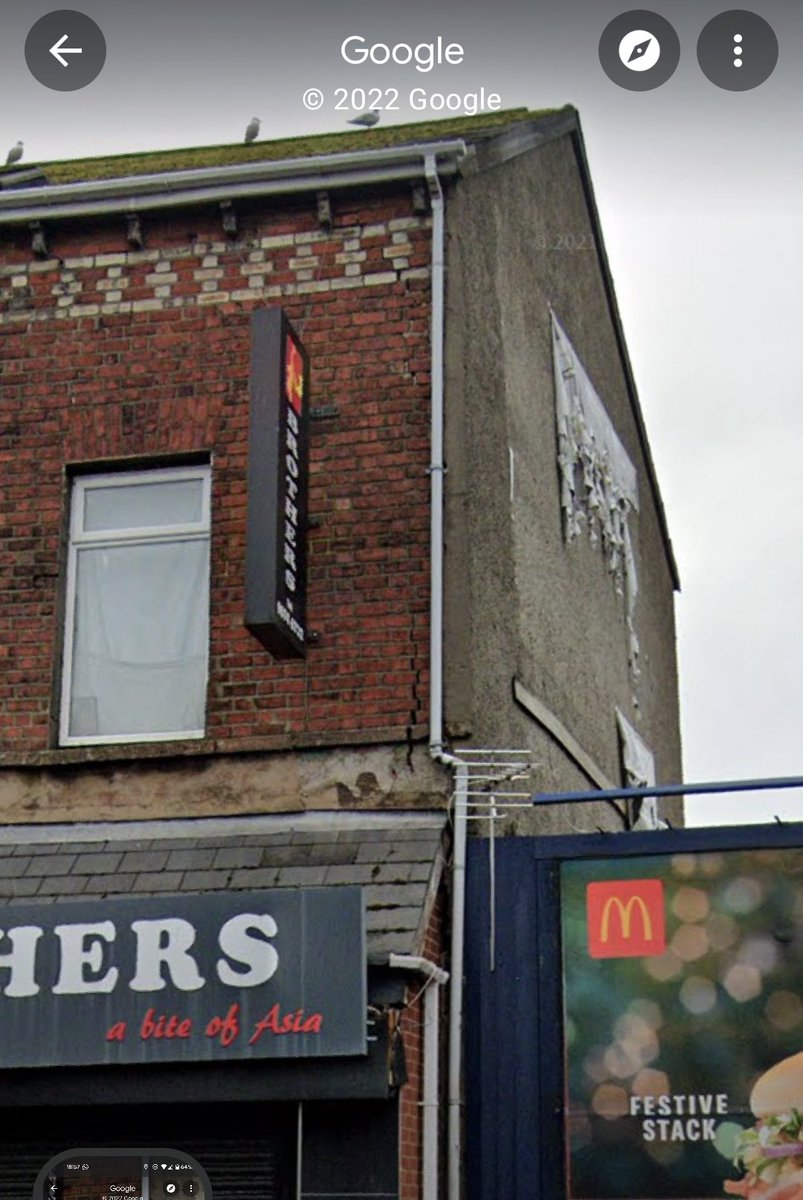 ProducerBen's tweet photo. @BelfastLive interestingly there's a big crack visible on Google Street view https://t.co/Z8q23j0ms8
