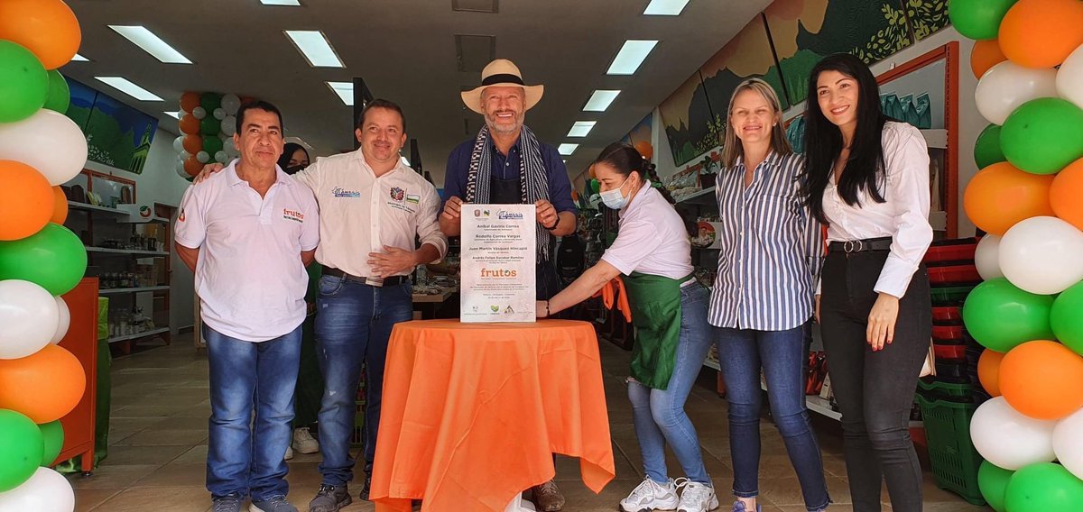 FelipeEzoot's tweet photo. #Emprendimiento. En #Támesis en un proyecto Conjunto entre @GobAntioquia y @tamesis_web logramos potenciar el espacio donde nuestros emprendedores tamesinos comercializan sus productos y apuestan por circuitos cortos de comercialización.#Frutos #TámesisNosPertenece #PrimeroElAgro https://t.co/wBtLuVg8aw