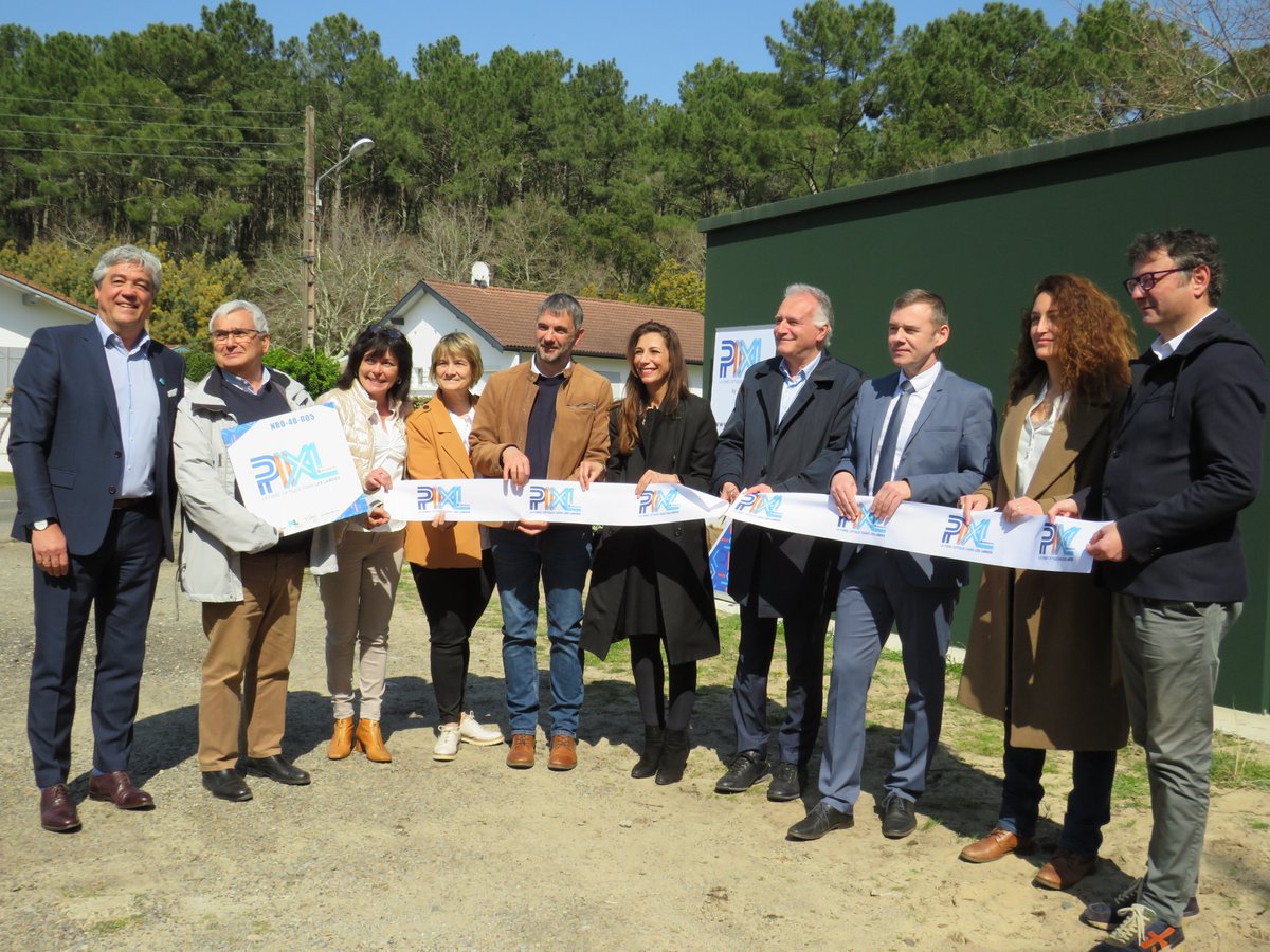 ilham__djehaich's tweet photo. Avec le Président du @LesLandes40 Xavier Fortinon, les élus locaux, les équipes du #SYDEC et d'@altitude_infra
nous mettons tout en œuvre pour construire un réseaux de qualité pour rendre la #fibre accessible à tous les #Landais.
@LionelAnselmo @FibrePixl https://t.co/YyglDxVstB