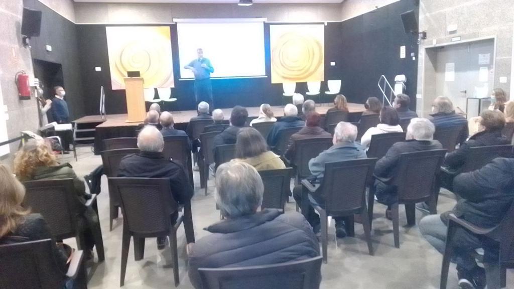 alberturon's tweet photo. El carrer, l'espai públic és on les persones entrem en contacte amb el veïnat i la societat on convivim. L'eix del Camí Antic a #Bellaterra mereix l'atenció i l'esforç de les administracions pq la preocupació de la gent ja hi és. Avui presenten propostes elaborades en positiu. https://t.co/3yihMfJGzY