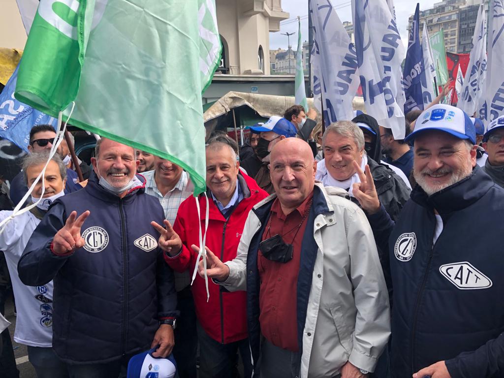 UPSA_Oficial's tweet photo. Aeronáuticos presentes @UPSA y @APA con sus Sec Generales. La unidad aeronáutica marcha en el Día de la Memoria. Verdad y justicia @cgt_camioneros @ITF_Americas @AgenciaTelam @CATT_Prensa @AGN2016 https://t.co/6Araia9tCy