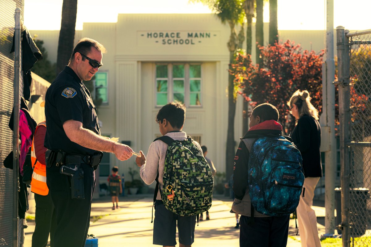LBPD's tweet photo. This morning, #LBPDEast Patrol Division Commander Richens along with his team stopped by local schools to welcome students and hand out some goodies for #LBWalktoSchoolWeek π« https://t.co/f7YAQcH28R