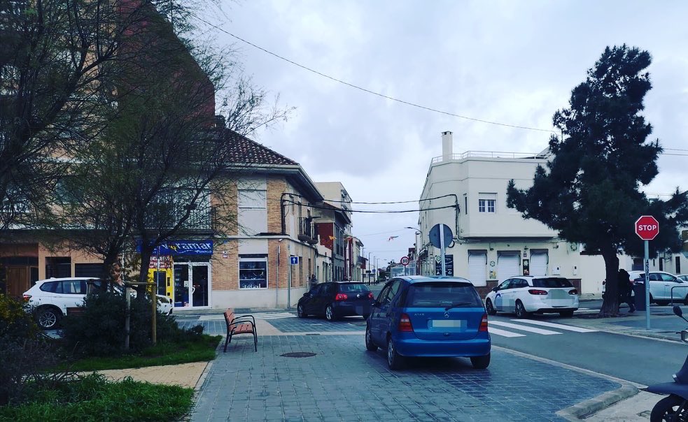 AMPA_Pinedo's tweet photo. Aparcar damunt de les voreres és perillós per als xiquets i xiquetes que ixen de l'escola. Ixen jugant, corrent, parlant, i així ha de ser. Fem de l'entorn de l'escola un lloc segur. https://t.co/FHqdEFrpBv
