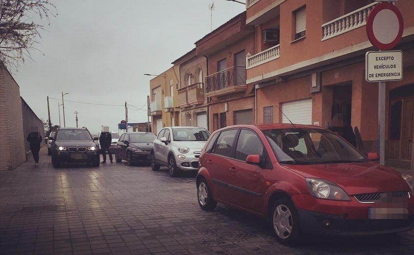 AMPA_Pinedo's tweet photo. Aparcar damunt de les voreres és perillós per als xiquets i xiquetes que ixen de l'escola. Ixen jugant, corrent, parlant, i així ha de ser. Fem de l'entorn de l'escola un lloc segur. https://t.co/FHqdEFrpBv