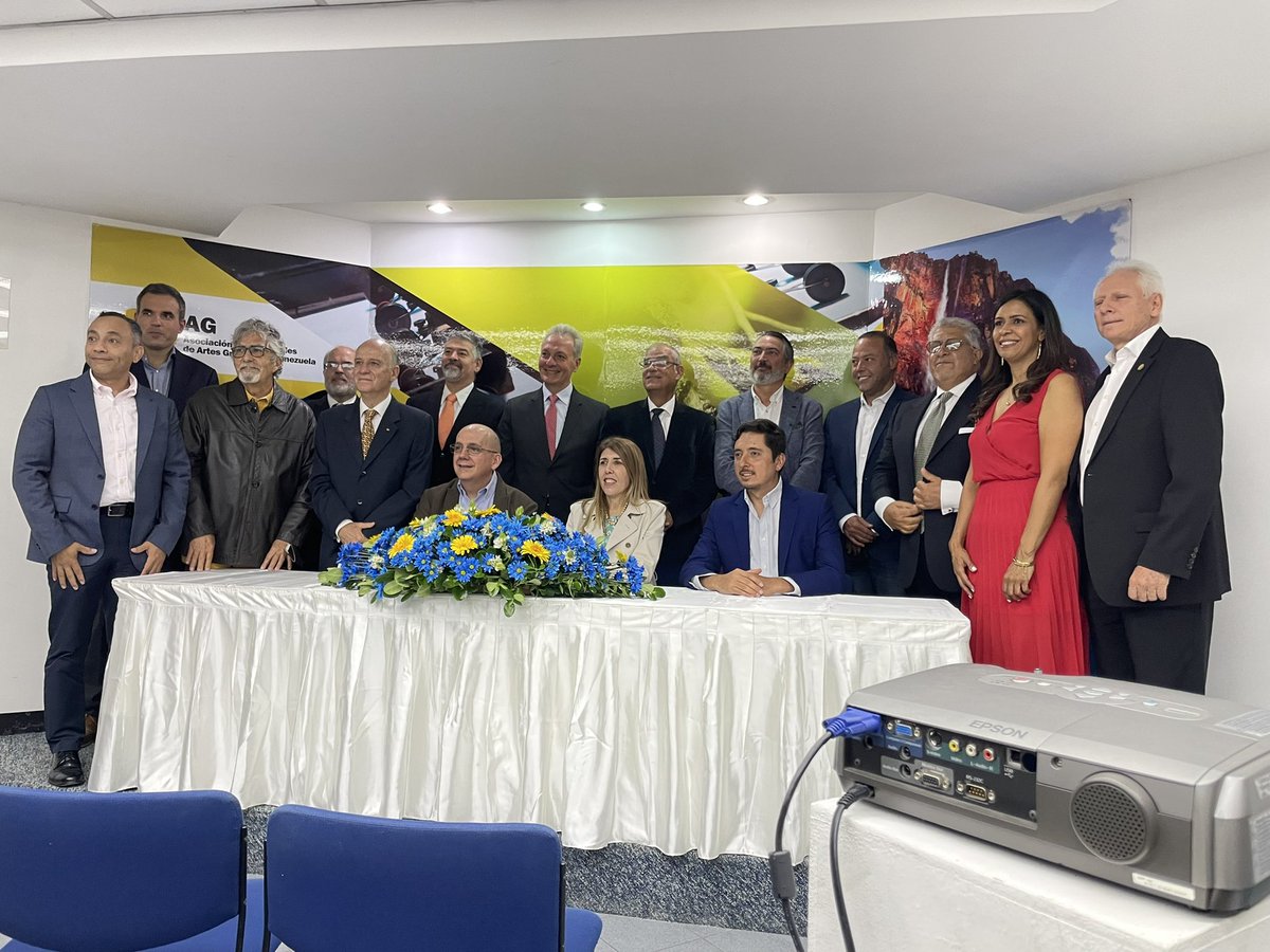 IntensoOffset's tweet photo. Juramentación de la la plancha de la @AIAG_Venezuela #artesgráficas https://t.co/KEtn52GPdg