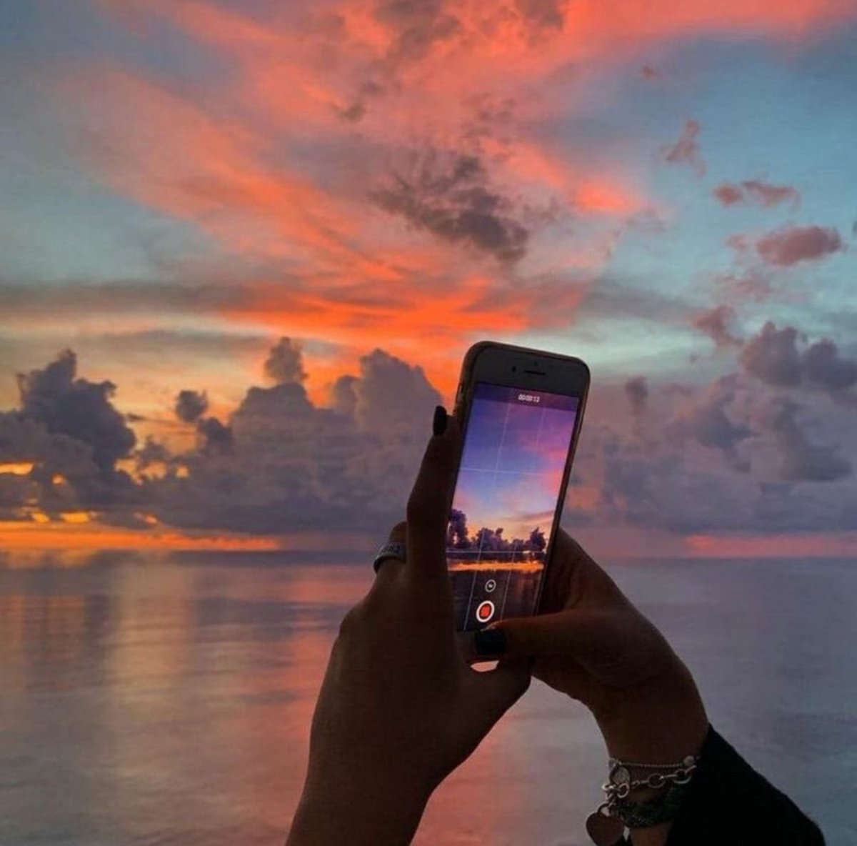 CEOofSunsets's tweet photo. me whenever there's a pretty sunset: https://t.co/Bxup42y5WR