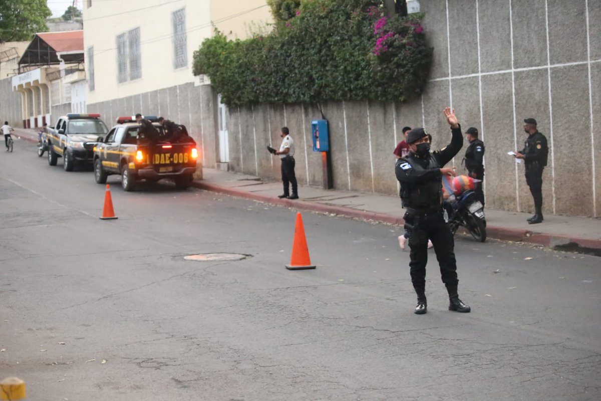 PNCdeGuatemala's tweet photo. Policías antiexplosivos apoyan en el operativo #SeguridadYControl en zona 18
La identificación de personas y vehículos son parte de los procesos de seguridad que policías de #DIDAE realizan en el barrio Colombia, zona 18, apoyan en el cumplimiento al operativo #SeguridadYControl https://t.co/N797CoMiLV