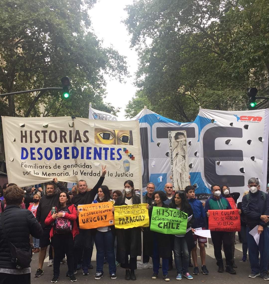 Recién me entero por <a href="/ceciazul/">Cecilia González</a> de "Historias Desobedientes": hijas e hijos de genocidas de todo el continente que hoy marcharon hacia Plaza de Mayo para repudiar los crímenes de sus padres y exigir justicia para las victimas. Te parte y cura el alma a la vez. #NuncaMas