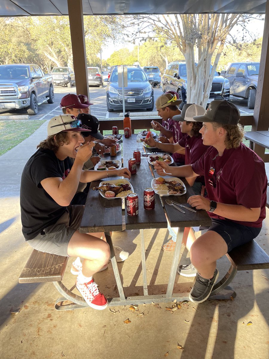 BsblDavenport's tweet photo. Another great team dinner this evening!  Thank you to the Lock, Harris, Eichmann, Rust-Aguan, Nash, Harris, Mimie Harper, and Harper families for hosting the event tonight! #earnhistory #CDIRT #BTP
@CoachKinnan @ReddingWeston @Coach_Fish76 @DavenportWolves https://t.co/rSqpBArYwI