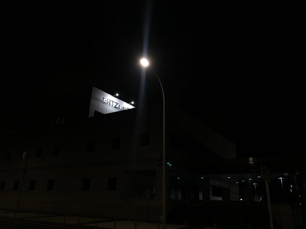 Atera dira gaur goizean atxilotutako gazte guztiak!

Ikasleek gogor salatzen dute EHU dela gertaturikoaren errudun eta erantzule zuzena. Horrenbestez, EHUri eta Segurtasun Sailburuari exijitzen diete ikaskeei leporatutako kargu guztiak bertan behera uztea.