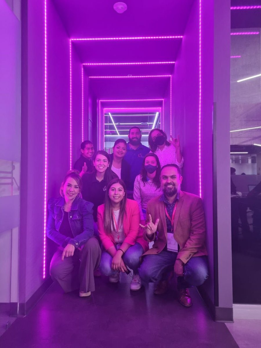 RodolfoTorresMX's tweet photo. Hoy tuvimos la oportunidad de conocer algunas propuestas sobre accesibilidad y tecnologías que se están generando desde @EducaIncluyente. Estuvimos en la Coordinación de Innovación Gubernamental, con @adryaceves, Directora de Inclusión Digital #InclusiónJalisco https://t.co/QwGb4tJ793