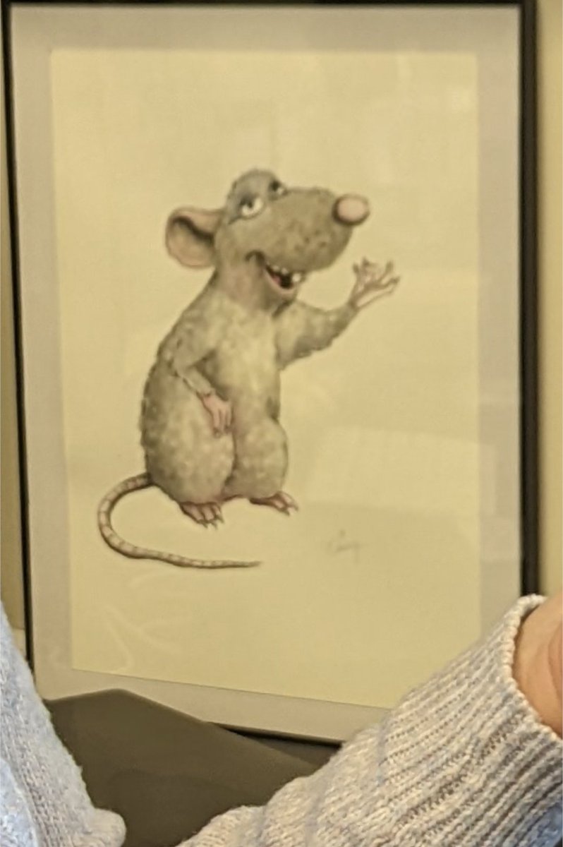 BaileyCSarka's tweet photo. When your Italian lab-mate is mid-explanation of an experiment, AND YOU CATCH THEM MAKING THE SAME GESTURE, OF THE MOUSE DRAWING THAT WAS INSPIRED BY THEIR VERY MANORISMS! 🤭😂🤌🐭 #TOOGOOD #CAUGHTonCAMERA https://t.co/ogQ9Lio5jX