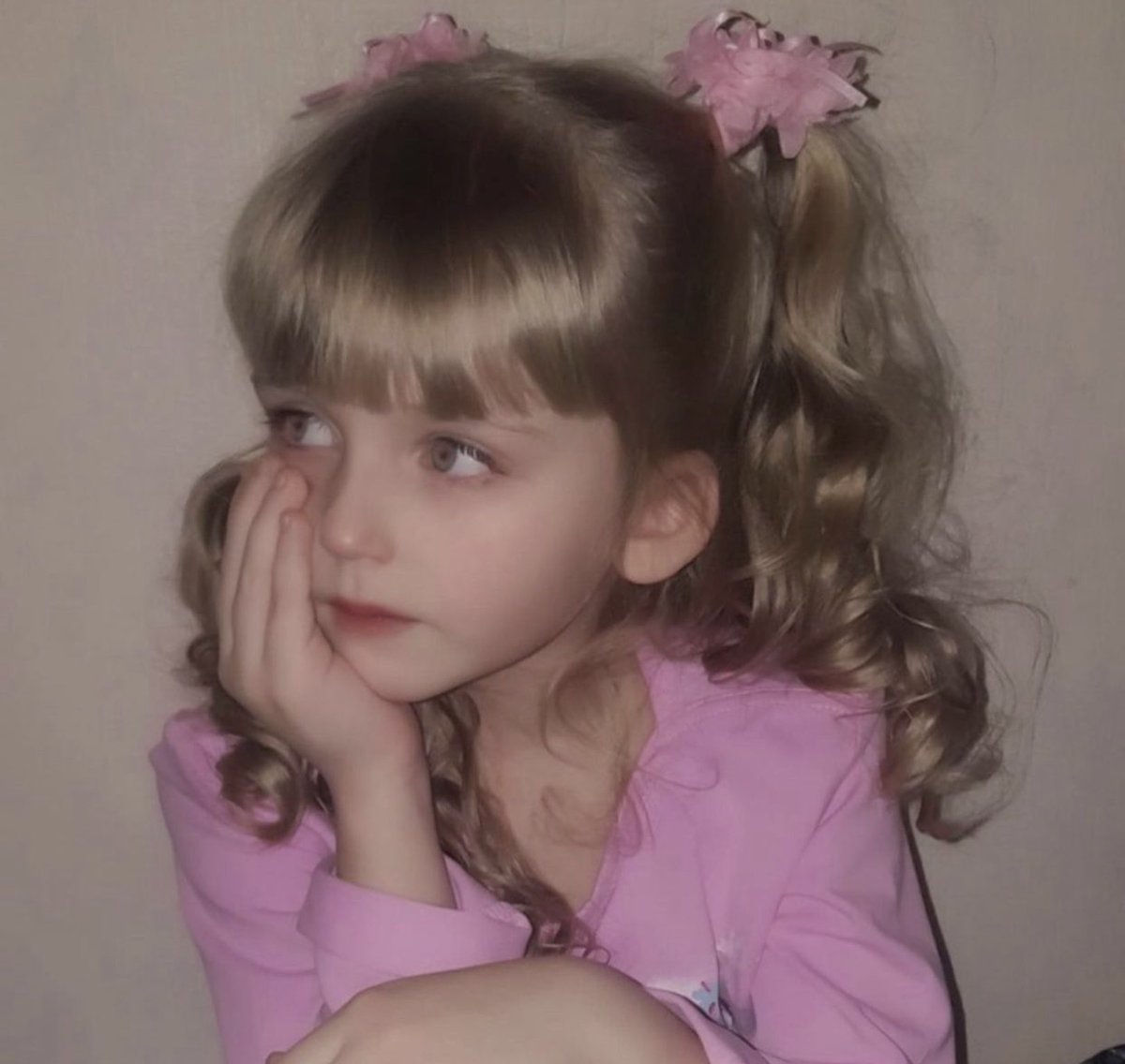 dreysemp's tweet photo. SCREAMS ANNIES DAD GAVE ME THIS PHOTO OF ANNIE AHHHHH SCREAMS SO BABY https://t.co/acxceqRzZ9