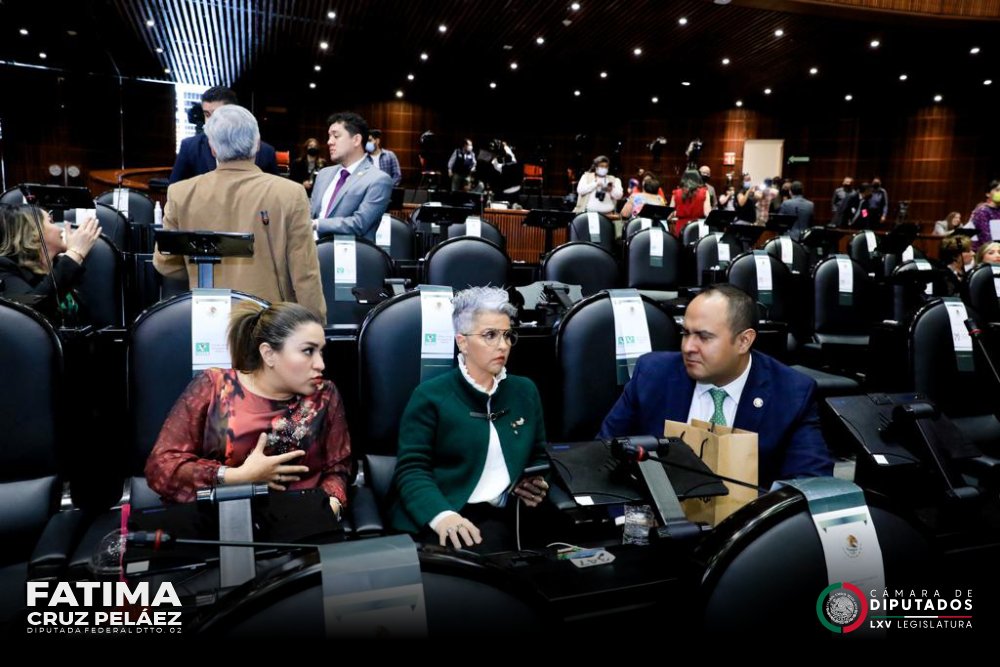 dipfatimacruz's tweet photo. Dialogar entre compañeros, es abrir la puerta a diferentes puntos de vista y opiniones; como equipo, discutimos y debatimos, para reafirmar nuestras posturas y convicciones y tomar las mejores decisiones. Porque #SERVERDE es unidad y diálogo respetuoso. #sesiónordinaria https://t.co/jmUG1eKwdq