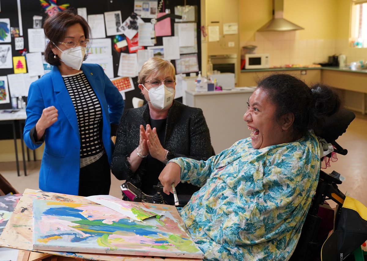 yooralla_'s tweet photo. Wonderful to welcome Senator the Hon @lindareynoldswa - Minister for the #NDIS and @GladysLiuMP to our Box Hill Community Hubs this week. The Minister joined in on art class and heard about other highlights of our clients' week, before a bit of selfie action with Ed! https://t.co/o2LXBrB2AR