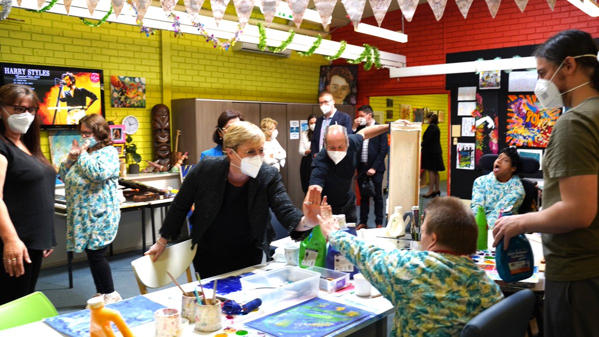 yooralla_'s tweet photo. Wonderful to welcome Senator the Hon @lindareynoldswa - Minister for the #NDIS and @GladysLiuMP to our Box Hill Community Hubs this week. The Minister joined in on art class and heard about other highlights of our clients' week, before a bit of selfie action with Ed! https://t.co/o2LXBrB2AR