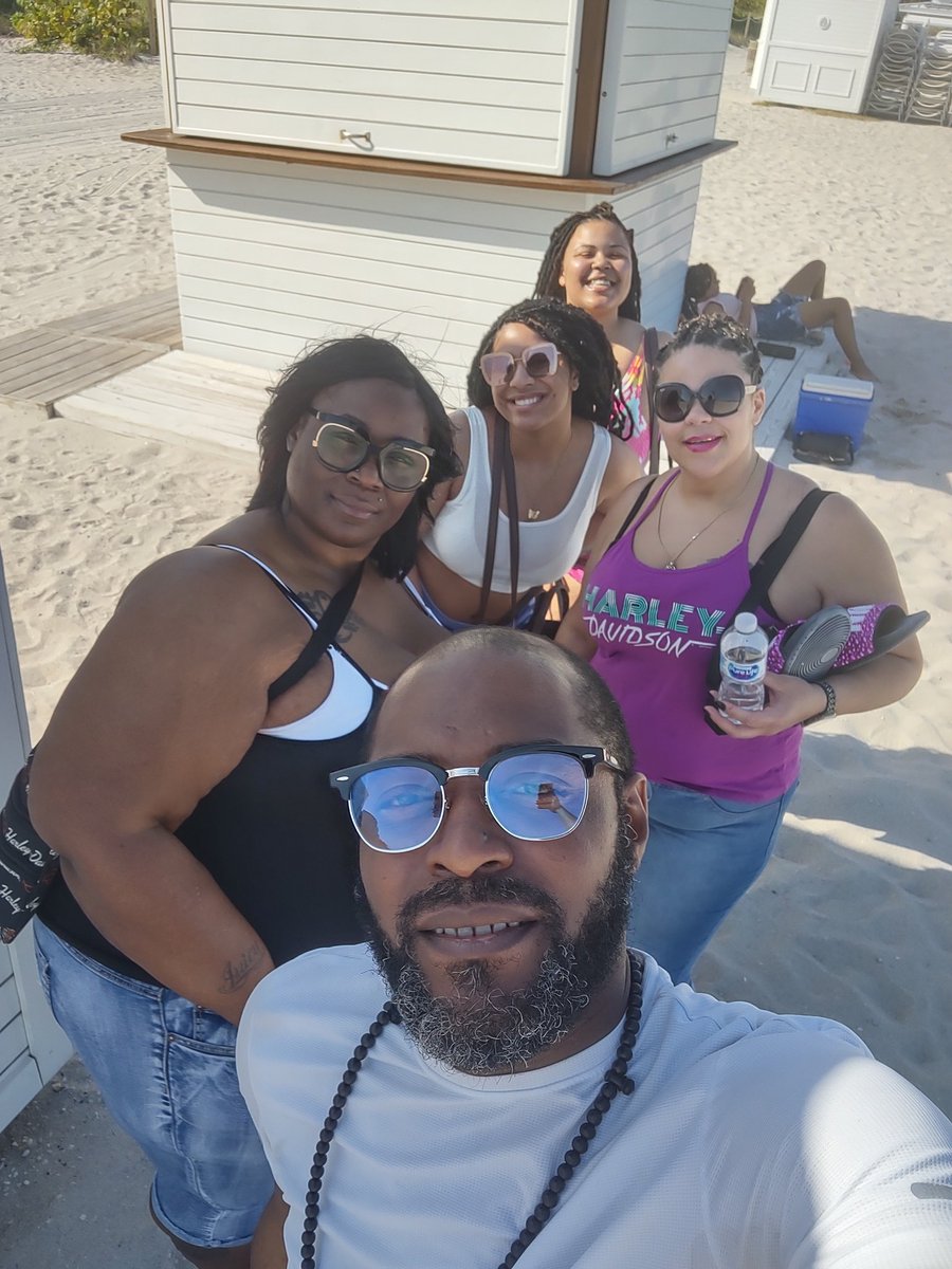 ceylon950's tweet photo. Really @ladyjuicy07..i'm so happy seeing your face as I woke up & you showed up with your #Queens 👑 too, but looking at her face as she looked at the ocean, it was amazing to see how far we've grown & came...♎ ♌
#MiamiBeach #weouthere #yeswefly #MplsSwag #KingsandQueens👑 https://t.co/6Lx3xu6k9K