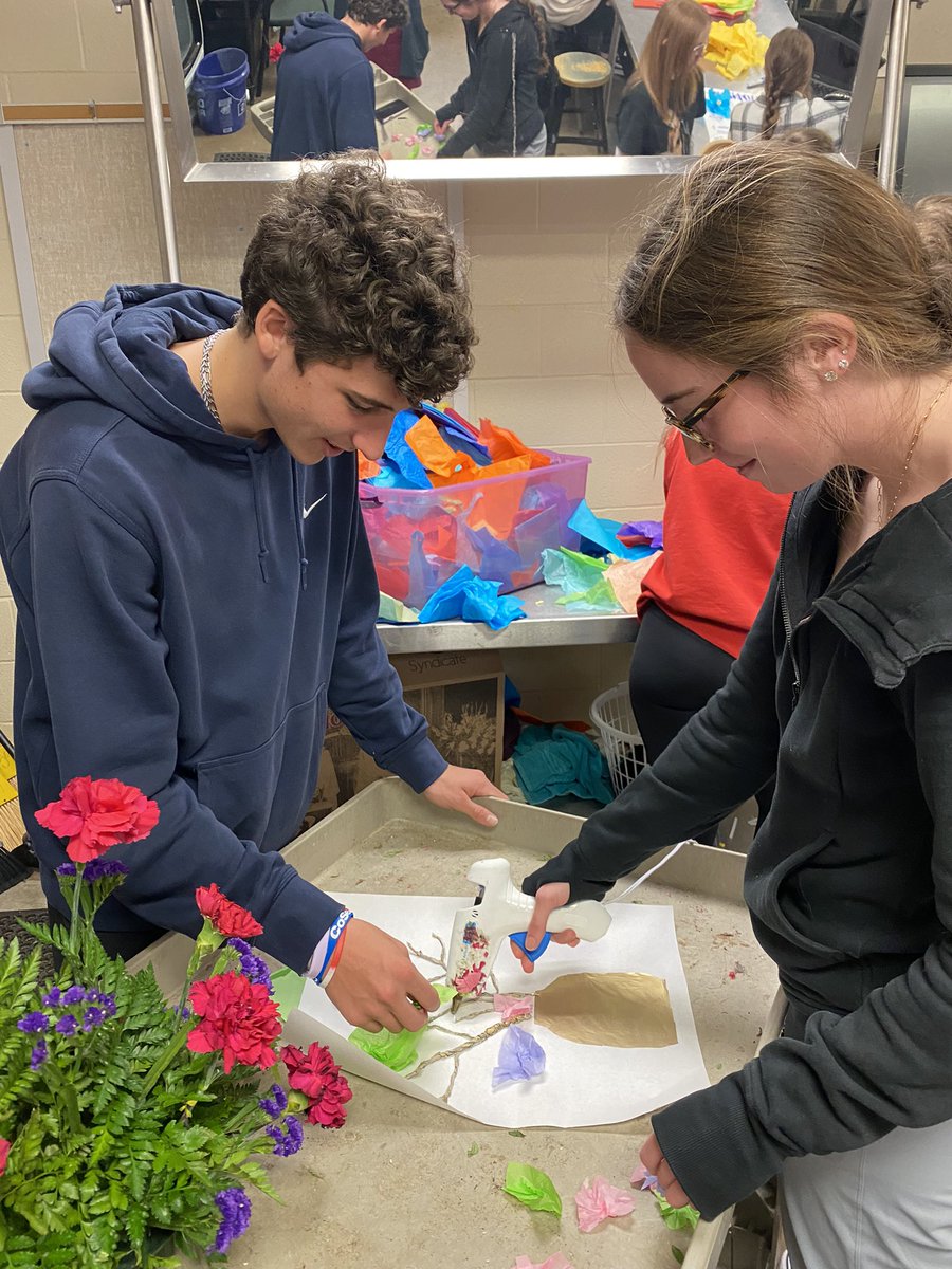 kmhenderson's tweet photo. @JordanLoving3 floral classes are working on creating floral arrangements according to time periods in history! It was so fun fun to hear Ss to talk about how their arrangement relate to regions and periods of time. https://t.co/8O1vhqm8zs