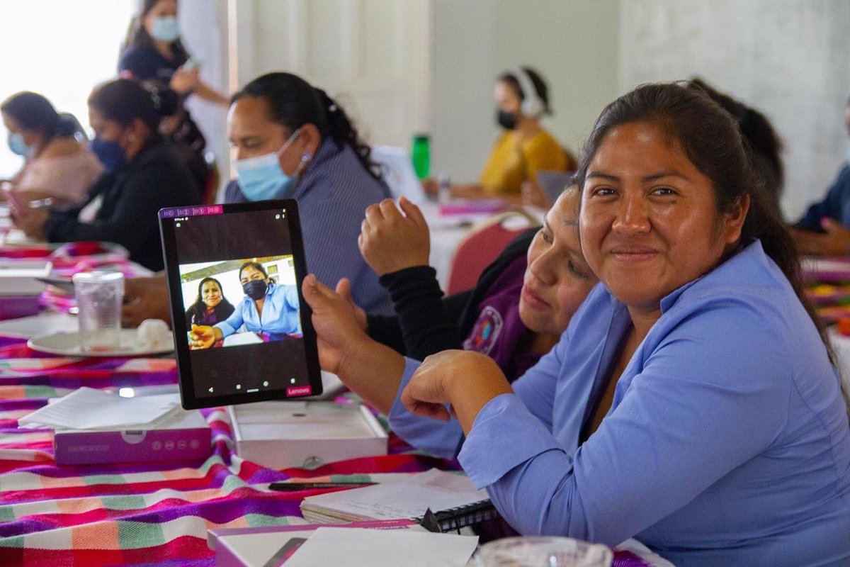 HondurasCare's tweet photo. ¡Acceso y uso de TIC para el empoderamiento de mujeres del área rural!

Con el objetivo de romper las barreras de comunicación en las comunidades rurales, se realizó la entrega de tablets a 50 lideresas integrantes de las redes de mujeres de Intibucá, La Paz y Lempira. #PROLEMPA https://t.co/peM2xlssxs