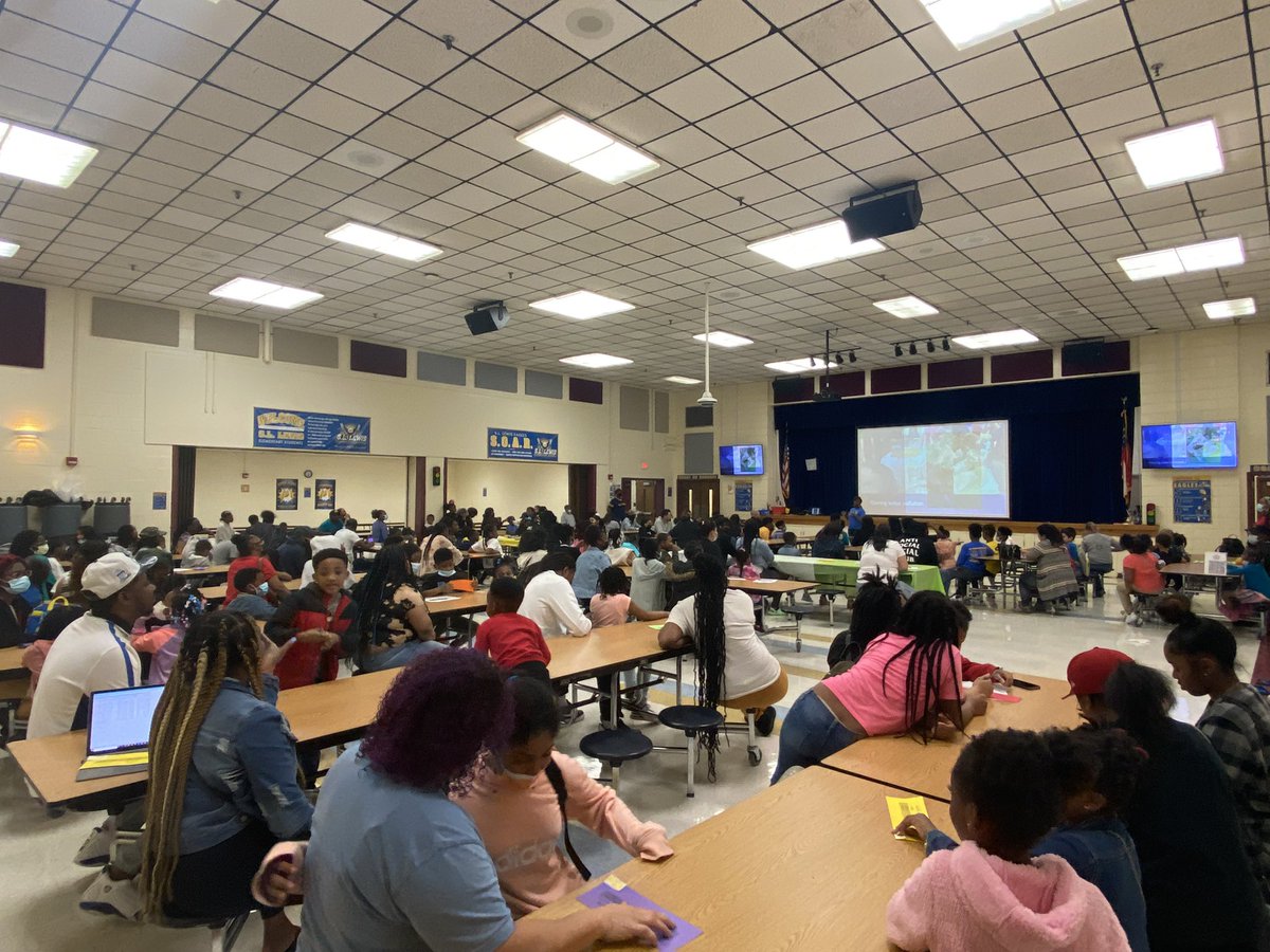 Clemmontine's tweet photo. An AWESOME STEM Night brought to you by an AMAZING staff, community partners, and STEM pros! @SLLewisES @STEMSLC @DrTamaraCandis @ScienceATL #SPSP https://t.co/pgsKpEHPcN