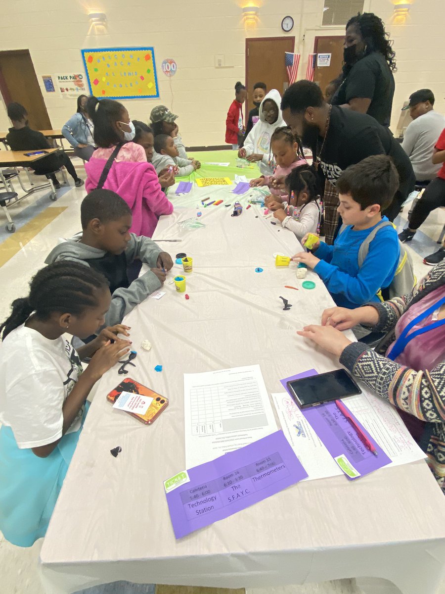 Clemmontine's tweet photo. An AWESOME STEM Night brought to you by an AMAZING staff, community partners, and STEM pros! @SLLewisES @STEMSLC @DrTamaraCandis @ScienceATL #SPSP https://t.co/pgsKpEHPcN