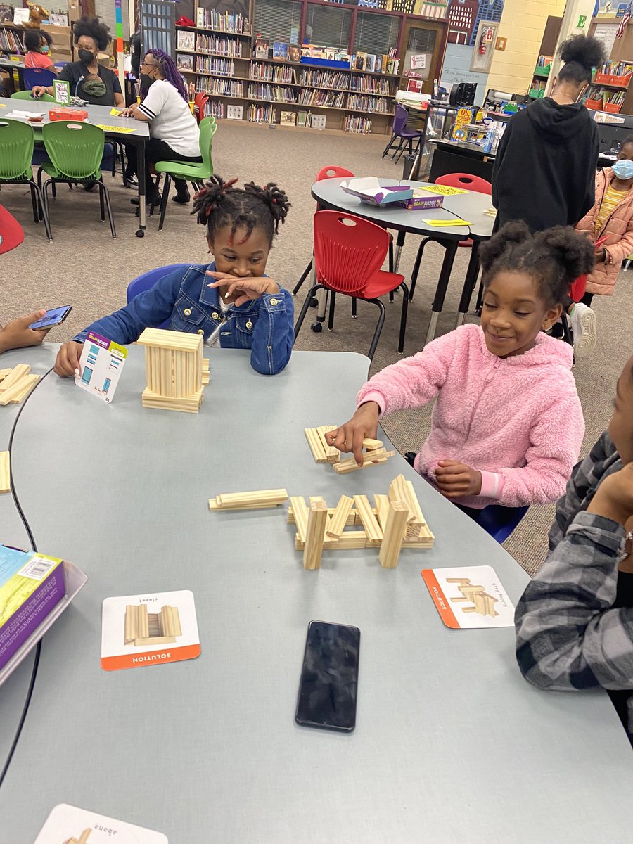 Clemmontine's tweet photo. An AWESOME STEM Night brought to you by an AMAZING staff, community partners, and STEM pros! @SLLewisES @STEMSLC @DrTamaraCandis @ScienceATL #SPSP https://t.co/pgsKpEHPcN