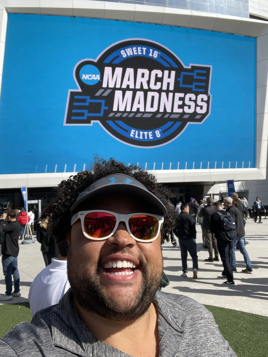 josh_a_johnson's tweet photo. Time for some SWEET basketball action! #mmselfie https://t.co/ahM2kBWpFF