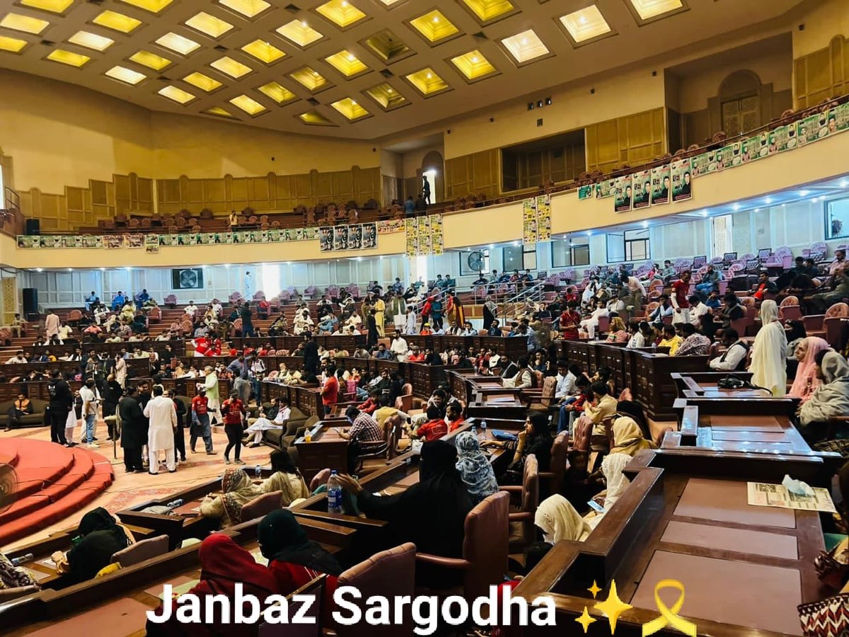 OfficialSareaam's tweet photo. 23 مارچ 1940ء وہ تاریخ ساز دن جب قرارداد پاکستان منظور ہوئی اور اس پاک مٹی کی بنیاد رکھی گئی اور پھر رفتہ رفتہ شہیدوں کے لہو سے یہ گلشن دنیا کے نقشے پر ابھرا.
ہم سے پہلوں نے اپنا فرض نبھایا.اب ہماری باری.آئیے اور اس کوشش میں لگ جائیےکہ اس گلشن کےحسن کو کبھی کم نہیں ہونے دیں گے. https://t.co/wesdfO9u5i