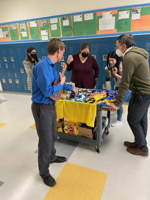 JamiesonSchool's tweet photo. Snack Cart Vibe!  We LOVE our Staff!  #MarchtoSpringBreak #Jamiesonstrong https://t.co/lNEDpbcCzH