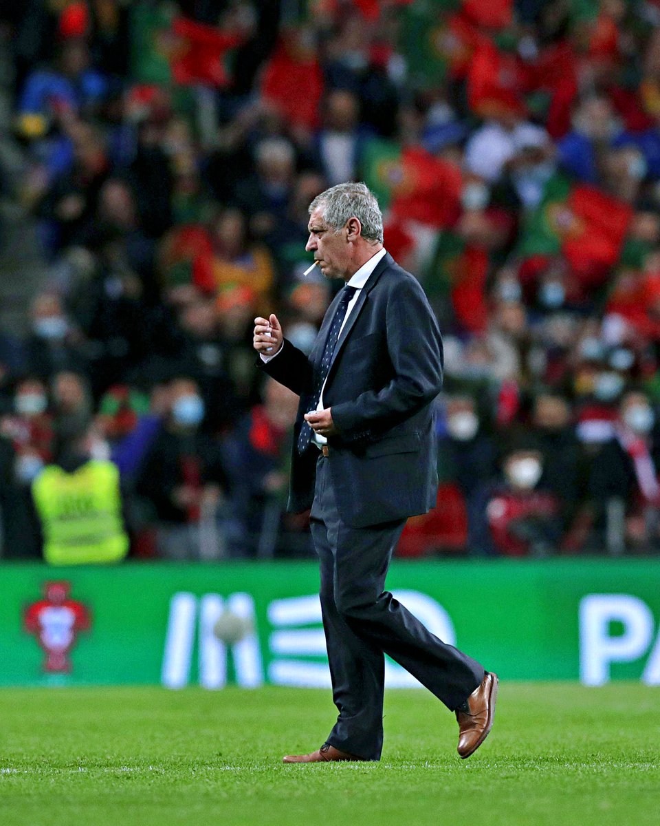 lnstantFoot's tweet photo. Fernando Santos à la fin du match face à la Turquie… 🚬🇵🇹 https://t.co/T9kH6w5gfP