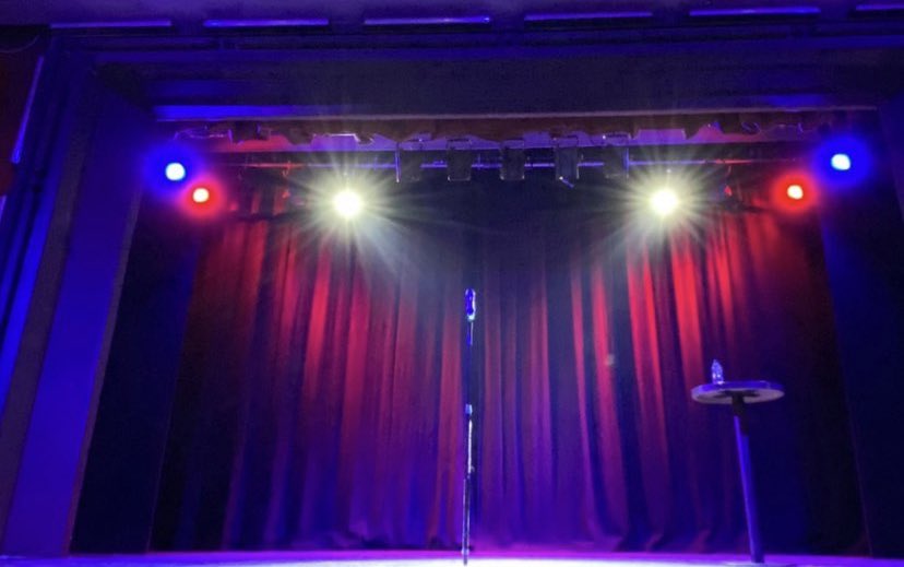 BeckyHaygarth's tweet photo. Such a great time with my #PeakyBlinders Bro tonight! 😂 @thornton_b - @seannwalsh you’re a broken brained, water spilling, stage falling, mic dropping legend! Loved it. From the girl in row 3 waggling her finger about the #tonbridge #RoyalTunbridgewells mix up. 😂😘 #comedy https://t.co/zcqCkbTC2o