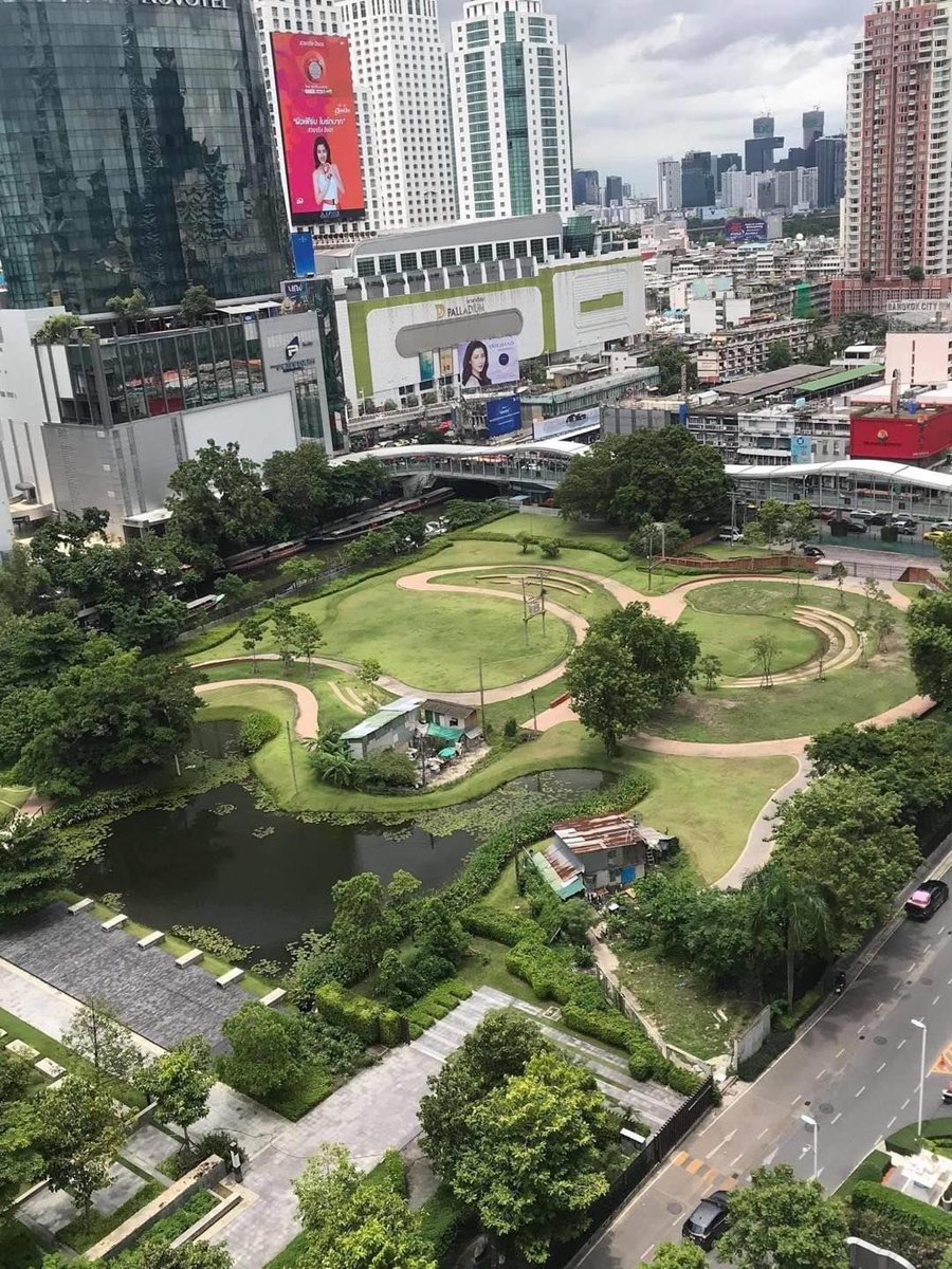 บ้าน2หลังเนี่ย มองจากคอนโดที่เคยอยู่ตั้งแต่ยังไม่มีสวนจนสวนสร้างเสร็จแล้วเค้ายังอยู่อยู่เลยอ่ะ