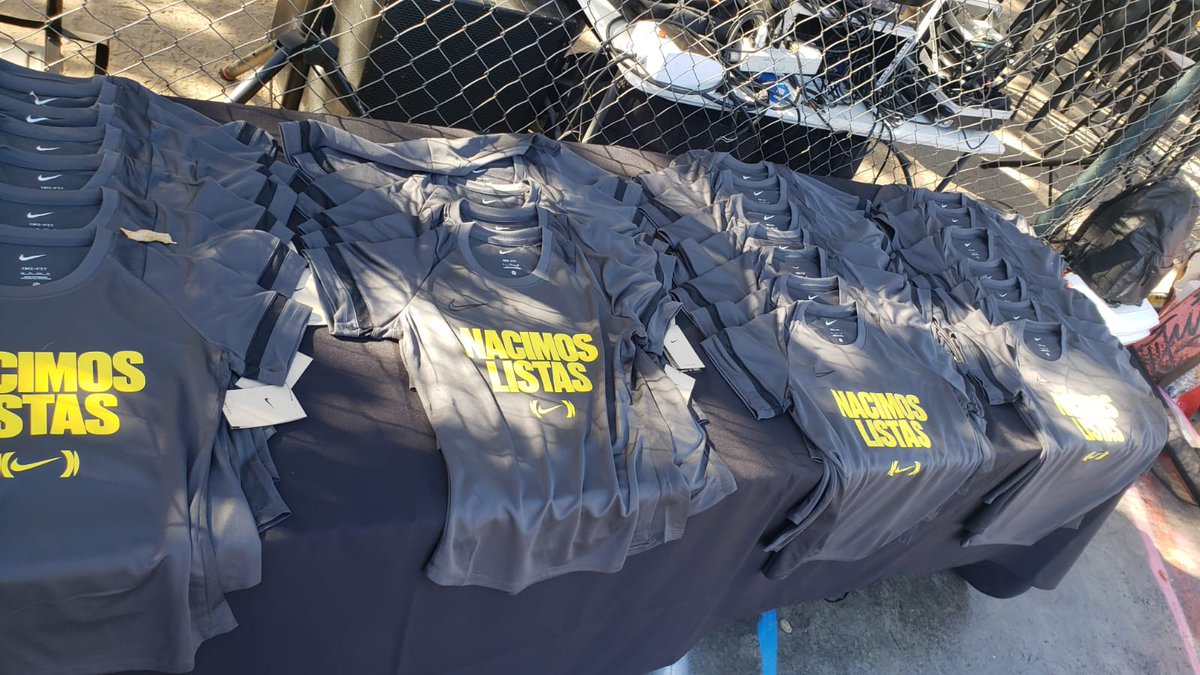planetaoncefem's tweet photo. Estamos en Puente Alto, en el evento de @fundacionclubes, Colectivo Metro 21 y @NikeChile, donde @ionaRothfeld y decenas de mujeres pintarán una multicancha, inspiradas en la mujer y en sus distintas luchas. #NacimosListas https://t.co/YWSHqTkzIx