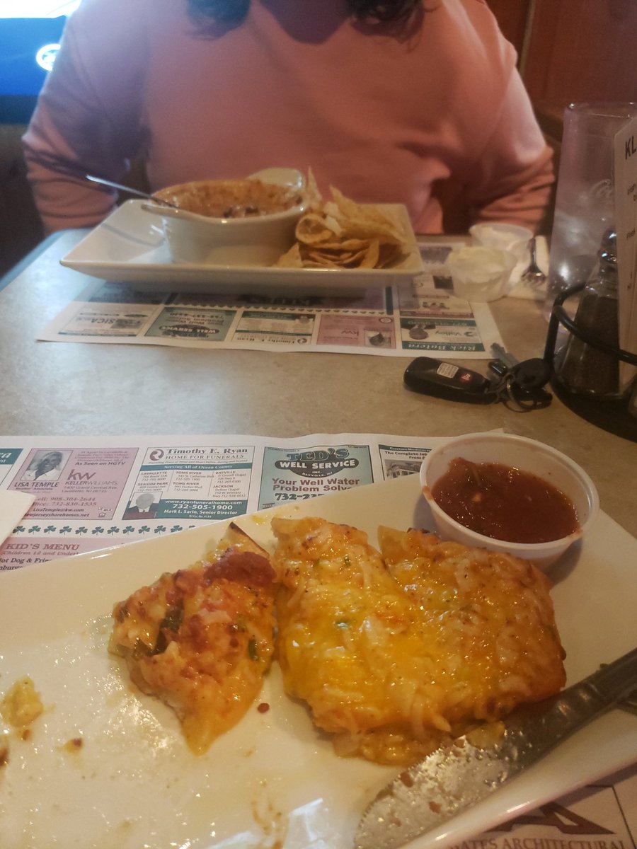 HarleyQ2You's tweet photo. Harley needed at pick me up so decided to hit up her old fav Irish Pub #Klees in @seasidehgtsnj for some yummies! Chili for the kid n Moms got Krabmelt with a thin crust bar pie to share! Better than Ramen again. Hedgies need to quit their crap or Harley's gonna get em! #AMC fam https://t.co/ZnU9UaKQlM
