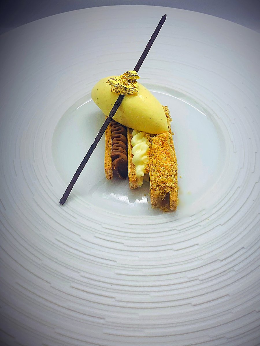 kboylechef's tweet photo. Flavours of Chocolate, Hazelnut and Bourbon Vanilla! #sweetcourse #tastingmenu #kinderbueno #restaurantladyanne https://t.co/id8YpV4oGe