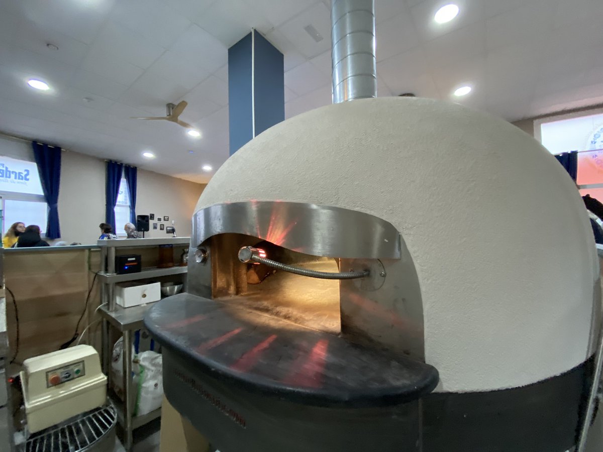 pepsunye's tweet photo. Heu de provar les #pizzes que surten d’aquest forn de llenya! Queda inaugurada la nova pizzeria Sardenya, a la ronda d’#Altafulla. 🍕
#pizzeriaSardenya https://t.co/PtoXGbj3Jb