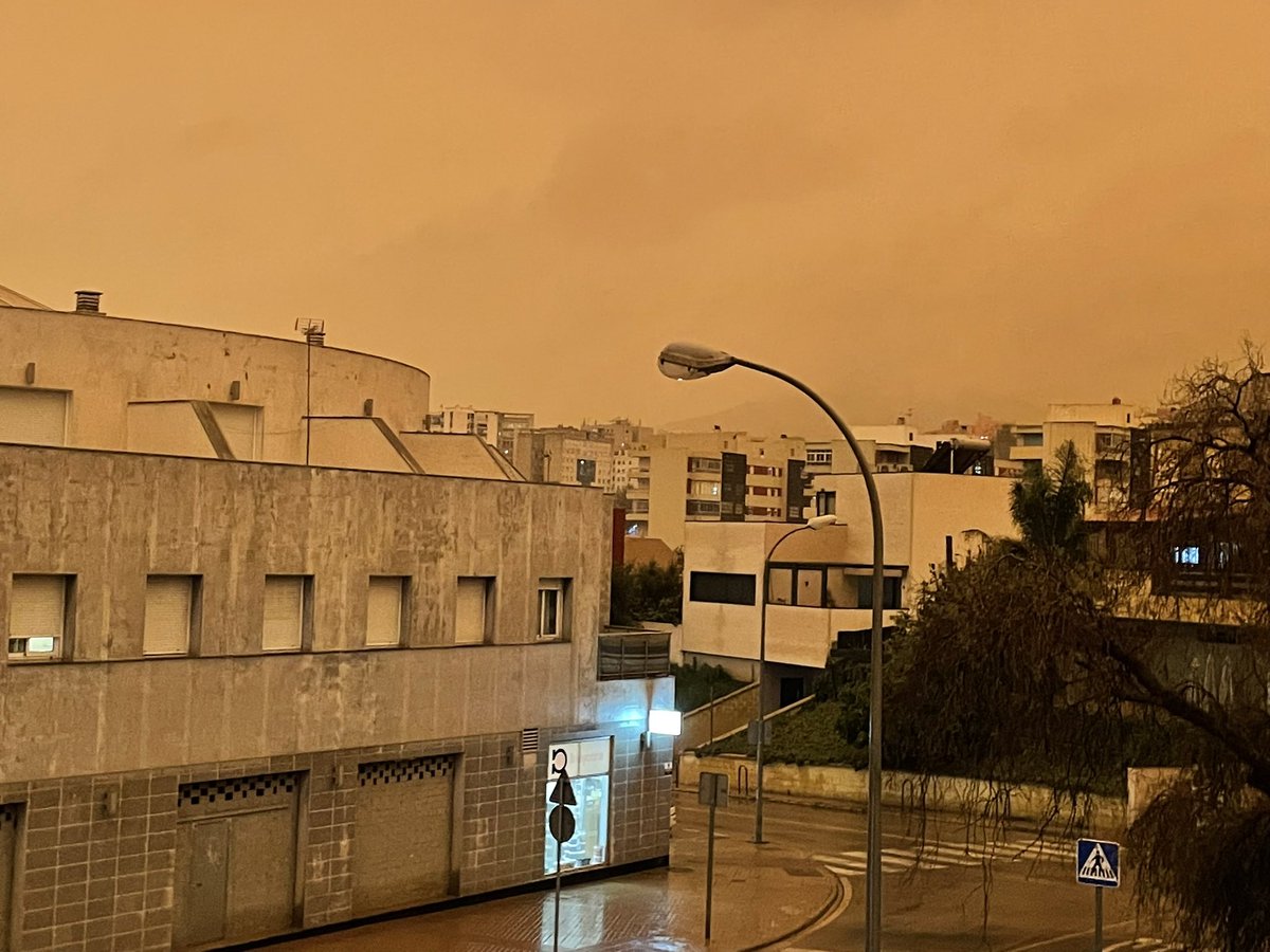 jrambaud's tweet photo. Al fin en casa. 44 km bajo un fenómeno #meteo desconocido para mí. 106 mm acumulados en 24 h y unos mm de #bareo #calima https://t.co/jFlvogbKNo