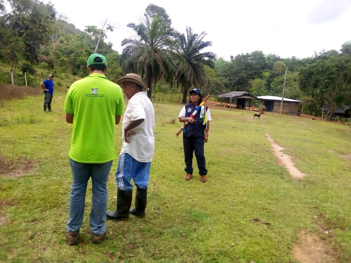 Ambiente_Ant's tweet photo. En el Resguardo Indígena El Noventa, en #ElBagre, nos preparamos para la siembra de 16.000 árboles🌳🍃 con @MinAmbienteCo, @minas_antioquia, @RiaAntioquia y la comunidad local🙌.

#ColombiaRespira y #AntioquiaReverdece con la recuperación de áreas degradadas en el Bajo Cauca🌎. https://t.co/87lsfvGQSd