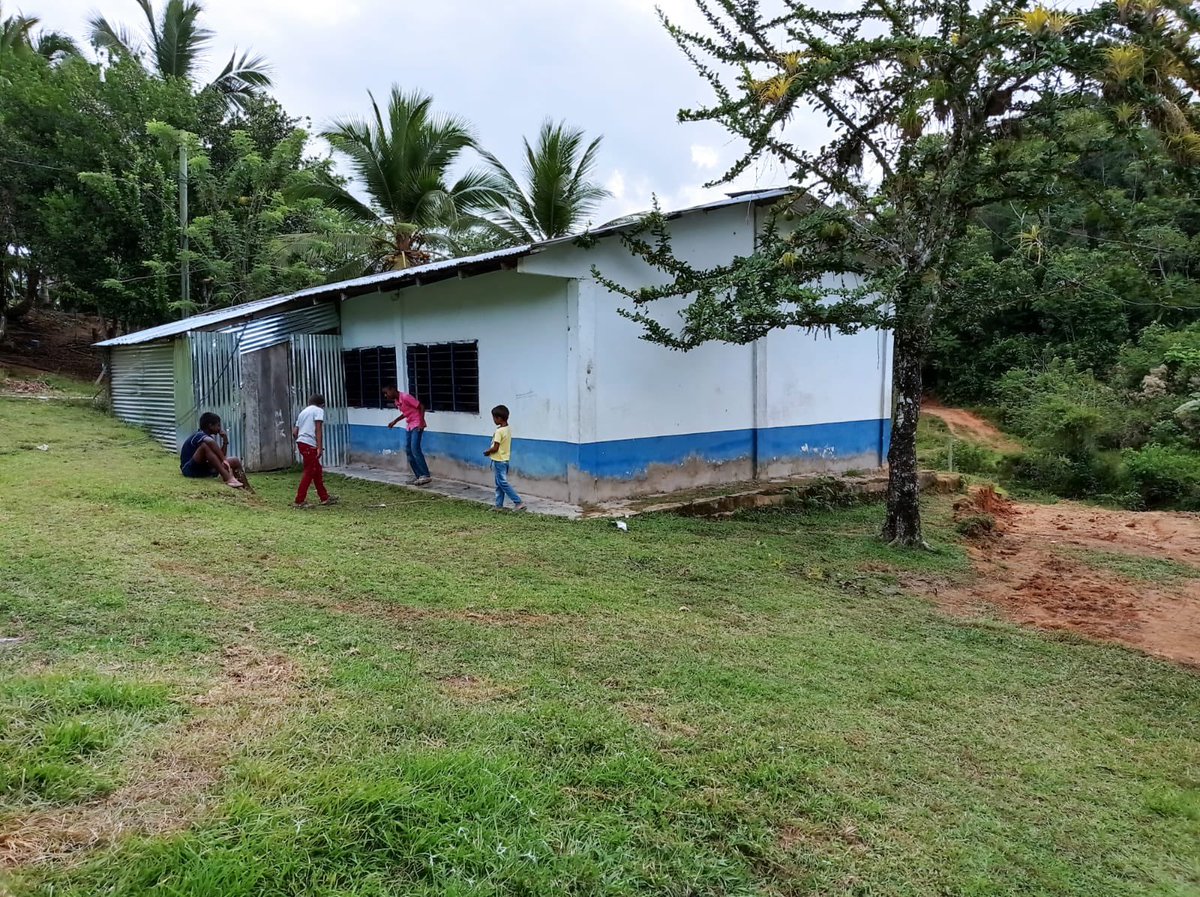 Ambiente_Ant's tweet photo. En el Resguardo Indígena El Noventa, en #ElBagre, nos preparamos para la siembra de 16.000 árboles🌳🍃 con @MinAmbienteCo, @minas_antioquia, @RiaAntioquia y la comunidad local🙌.

#ColombiaRespira y #AntioquiaReverdece con la recuperación de áreas degradadas en el Bajo Cauca🌎. https://t.co/87lsfvGQSd