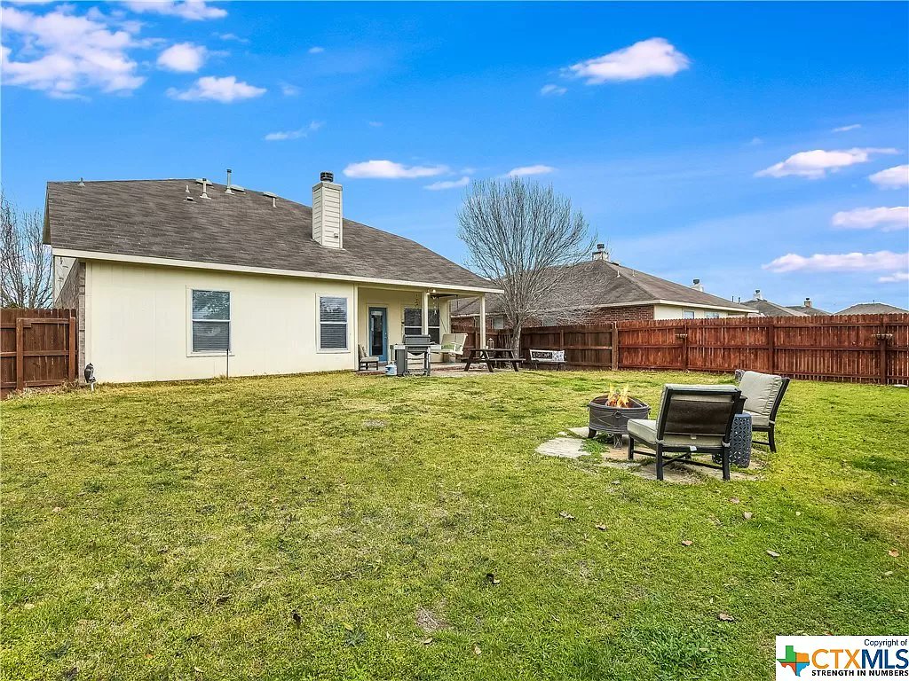 themistibruton's tweet photo. Gorgeous, Move-in ready home in the highly desirable city of Bastrop! 
Beds: 4
Baths: 2.5
Sqft: 2,684
PRICE: $425,000
Take a closer look here  https://t.co/H1rY69LYvY

DM me if you're looking at buying or selling 😊
#realtorlife #realty #Texas #HomeSweetHome https://t.co/1hfuUv7IdF