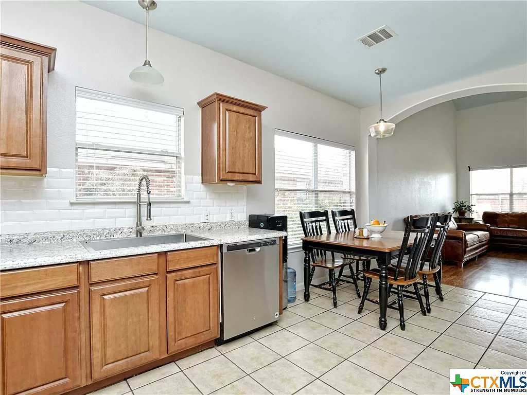themistibruton's tweet photo. Gorgeous, Move-in ready home in the highly desirable city of Bastrop! 
Beds: 4
Baths: 2.5
Sqft: 2,684
PRICE: $425,000
Take a closer look here  https://t.co/H1rY69LYvY

DM me if you're looking at buying or selling 😊
#realtorlife #realty #Texas #HomeSweetHome https://t.co/1hfuUv7IdF