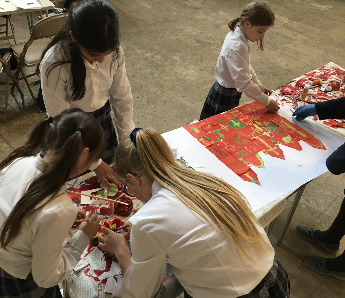 LaxtonJunior's tweet photo. Our morning of Easter reflections at @pborocathedral was topped off with an afternoon of collaborative artwork. #WeAreLJS #LJSArt #LJSYearFive #CathedralCollage #WaxResist #ComplimentaryColours https://t.co/npeJIcpkoE